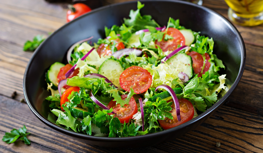 ensalada tomate pepino cebolla morada hojas lechuga menu saludable vitaminas verano comida vegetariana vegana mesa cena vegetariana 1
